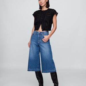 Wide-Leg Crop Denim Jeans in Medium Blue